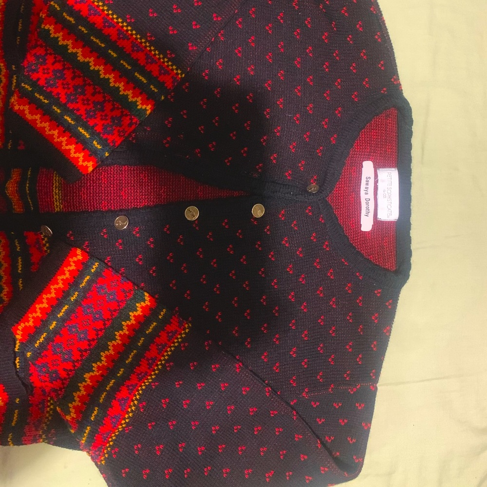 This is a cute cardigan with a vibrant yet subtle design all over with pockets!